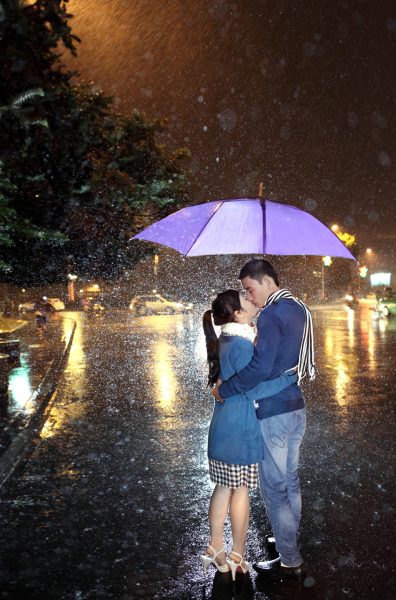 Khoảnh khắc lãng mạn dưới màn mưa