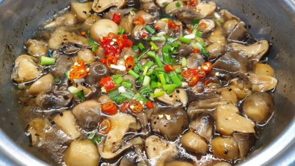 2.Nam rom kho quet 600x338 - Top 14 món ngon chế biến từ nấm rơm ngon miệng cho bữa cơm gia đình