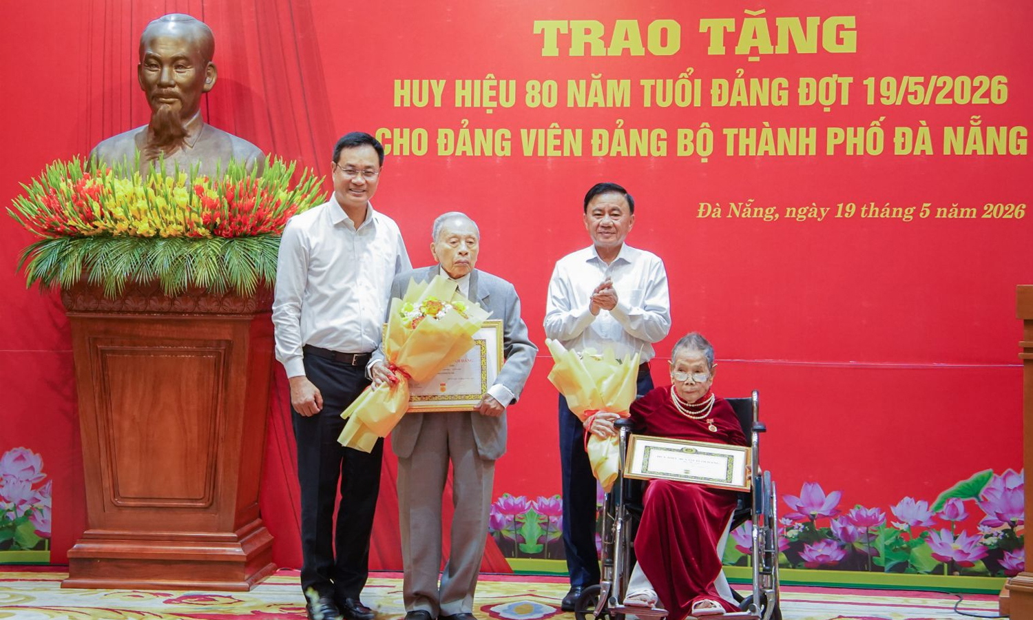 Kết luận mới của Bộ Chính trị về trao tặng Huy hiệu 80 năm tuổi Đảng trở lên