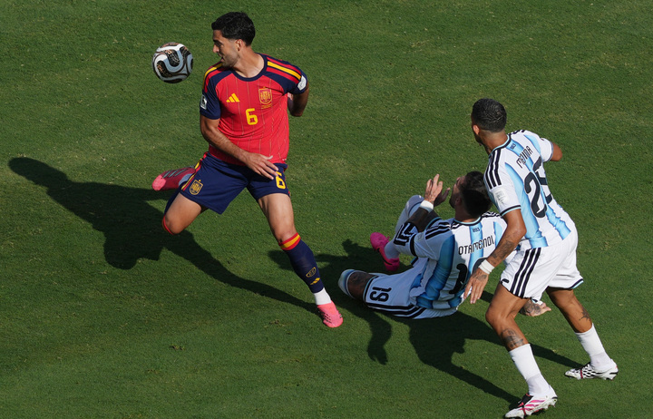 Argentina thoát bàn thua, trọng tài lại gây tranh cãi