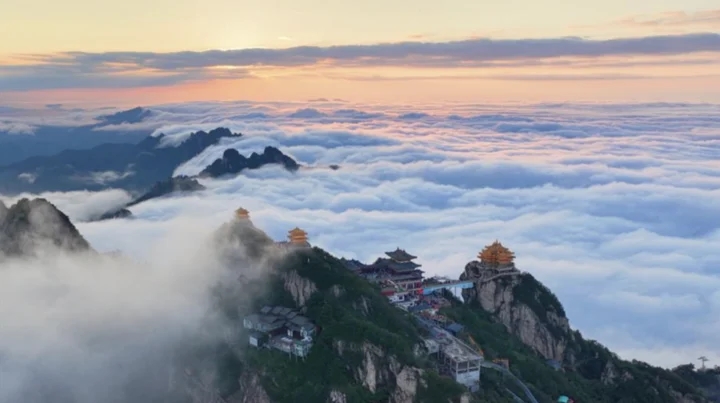 Khu du lịch Trung Quốc tuyển ‘người ngắm mây’, trả lương hơn 230 triệu đồng/tháng