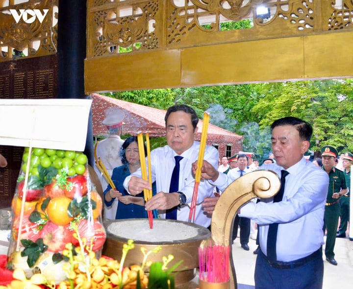 Chủ tịch Quốc hội dâng hương, tri ân các Anh hùng liệt sĩ tại công viên Lê Thị Riêng