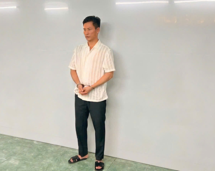 Khởi tố người đàn ông dùng ly thủy tinh đánh nữ nhân viên quán karaoke