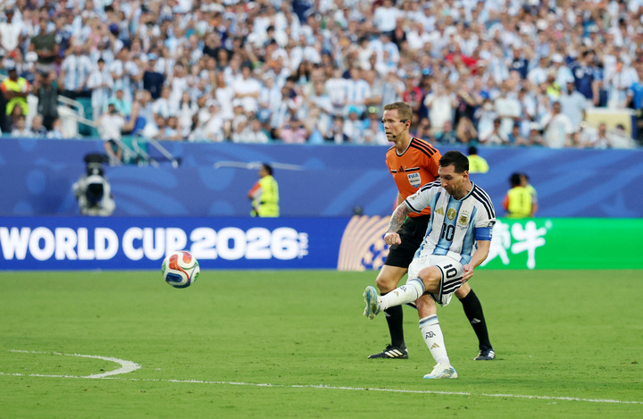 Vì sao trọng tài chưa thổi còi, Messi vẫn đá phạt suýt ghi bàn?